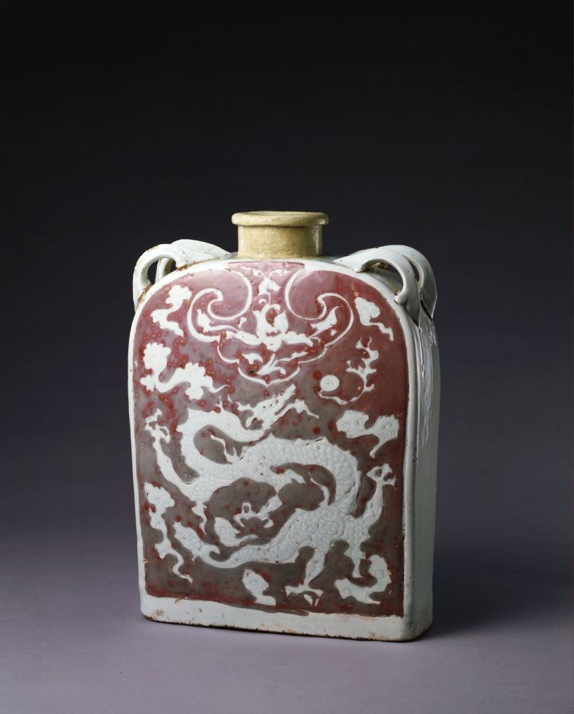 图片[1]-Underglaze four-series flat pot with cloud and dragon patterns on the red ground and white flowers-China Archive